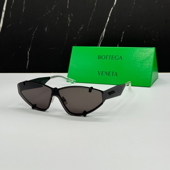 NEW BV1165S 002 BOTTEGA VENETA BLACK WOMEN BOTTEGA VENETA SUNGLASSES - Picture 1 of 12